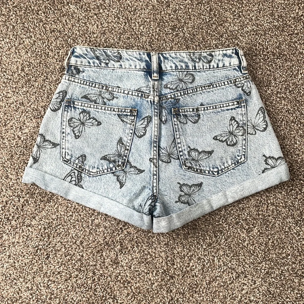 Pacsun butterfly print denim mom jean shorts - Picture 2 of 6